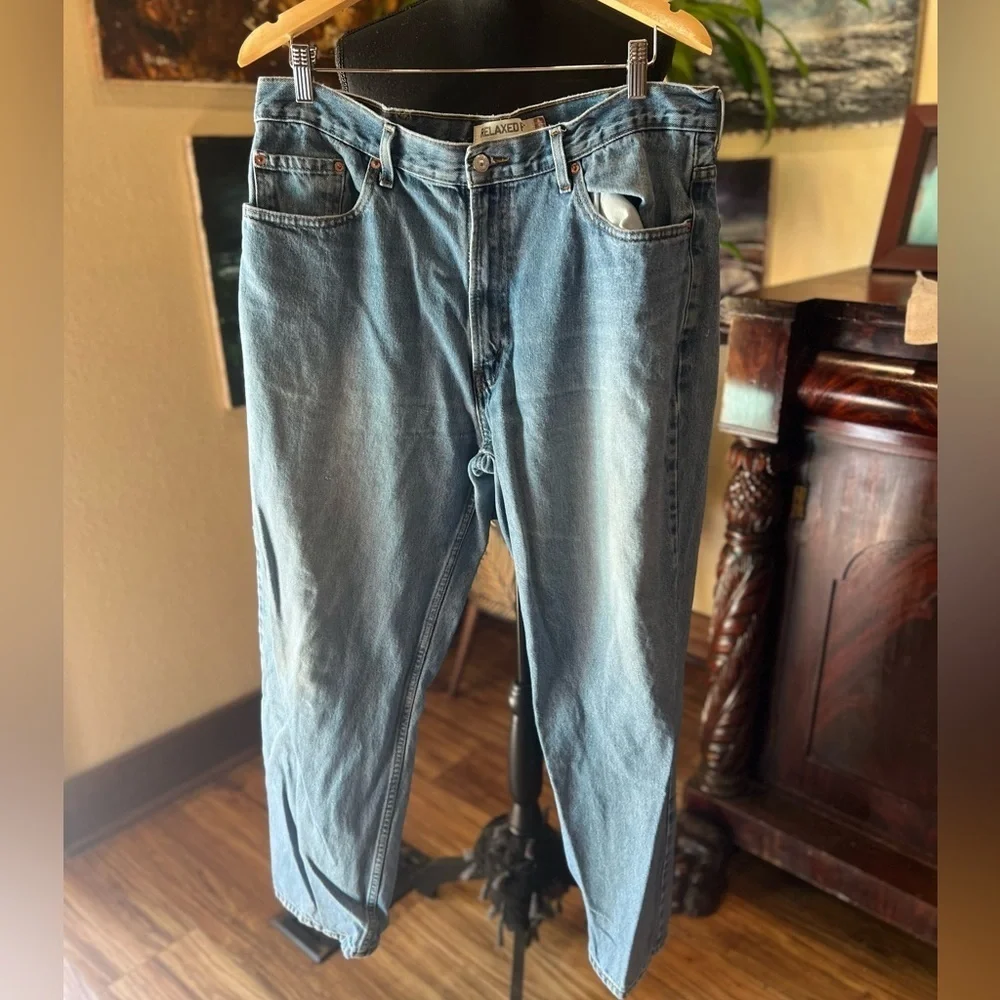 Vintage Levi’s 550 “Relaxed Fit” jeans size 38/32